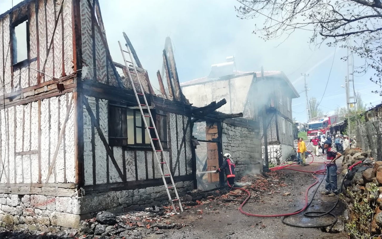 Kızılcahamam'da köyde çıkan yangın itfaiyeyi alarma geçirdi