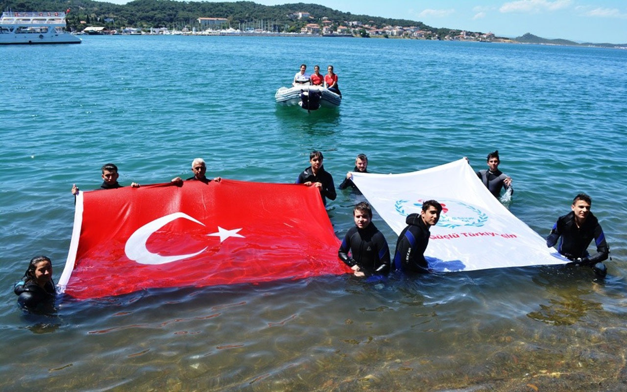 Ayvalıklı gençlerden deniz dibi temizliği