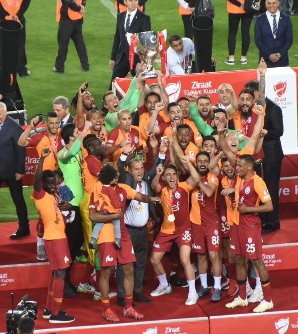 Ziraat Türkiye Kupası şampiyonu Galatasaray kupasını aldı