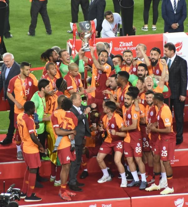 Ziraat Türkiye Kupası şampiyonu Galatasaray kupasını aldı