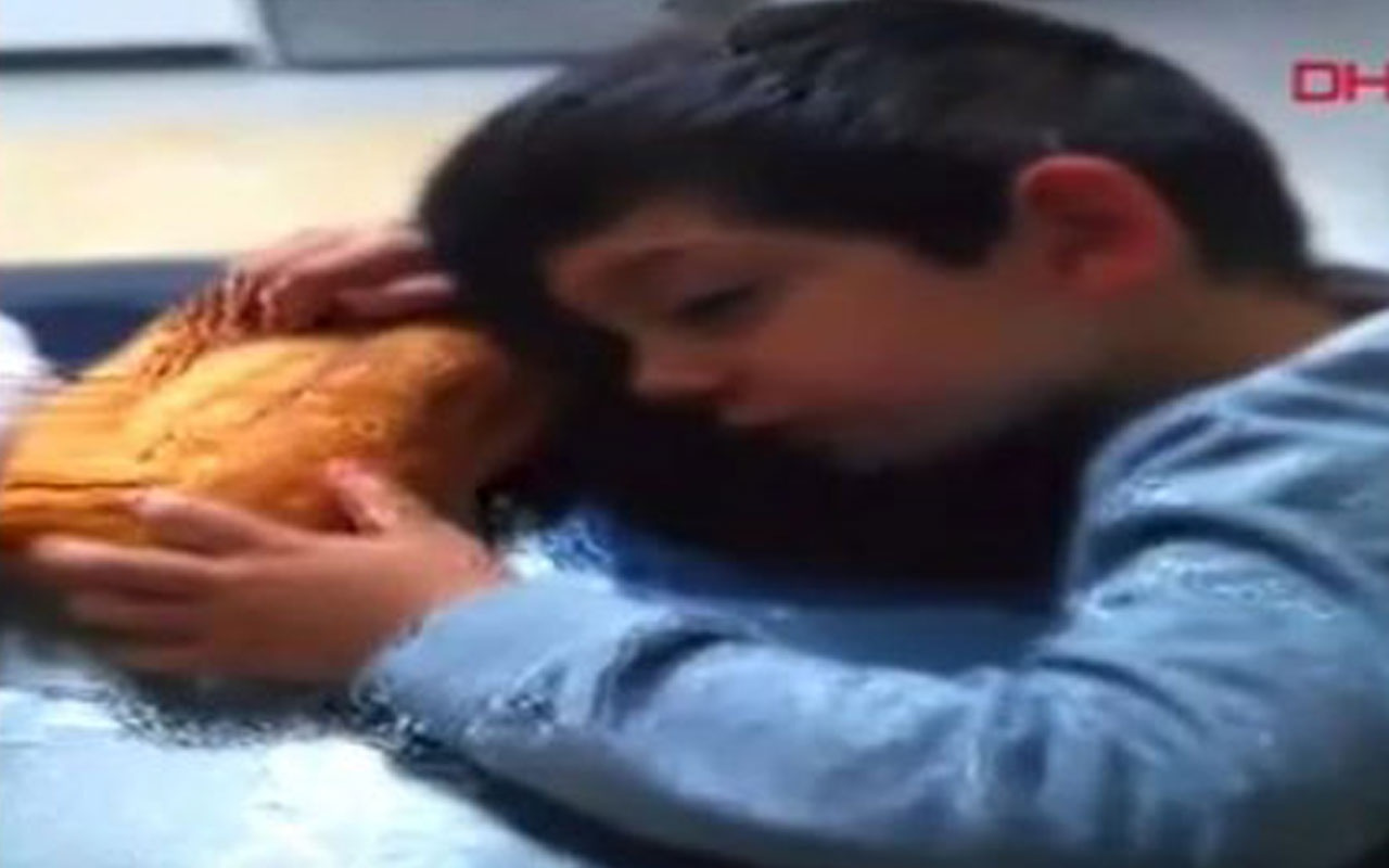 Sofrada ekmekle uyuklayan çocuk, sosyal medyada ilgi odağı oldu