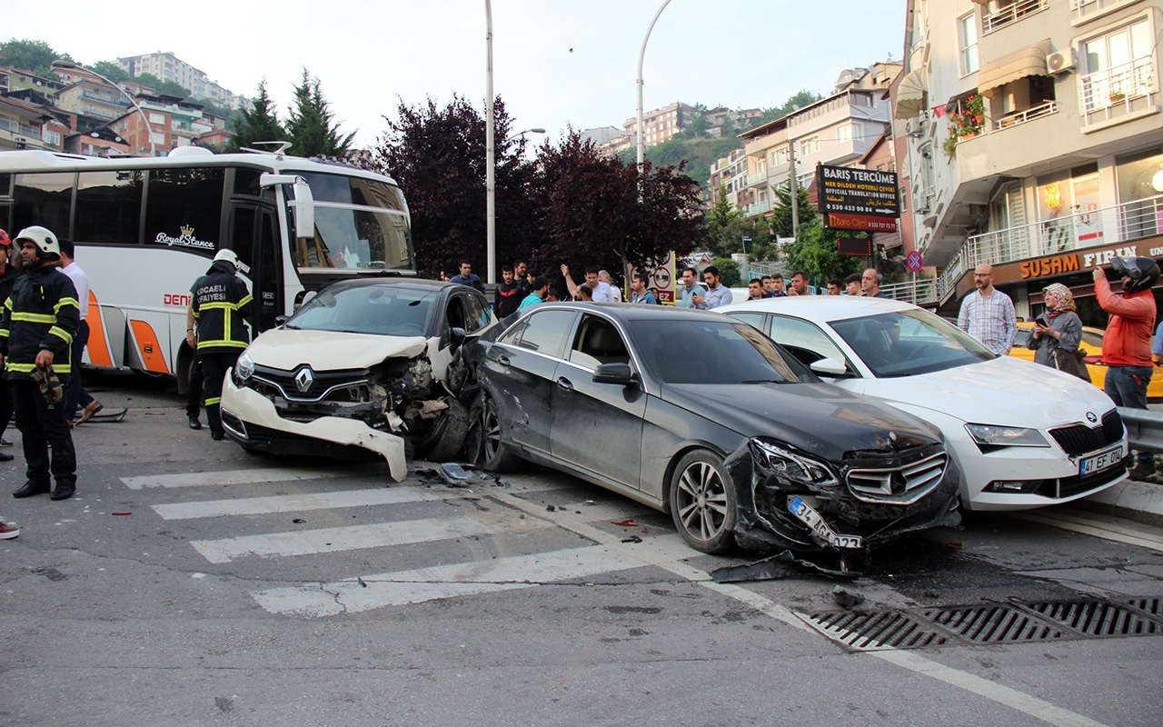 Kocaeli'de midibüsün freni boşaldı 11 araç birbirine girdi