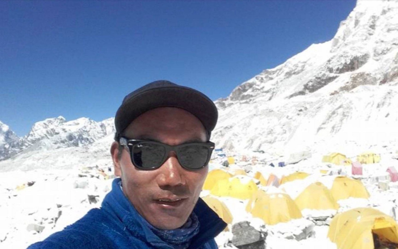 23’üncü kez Everest’e tırmandı