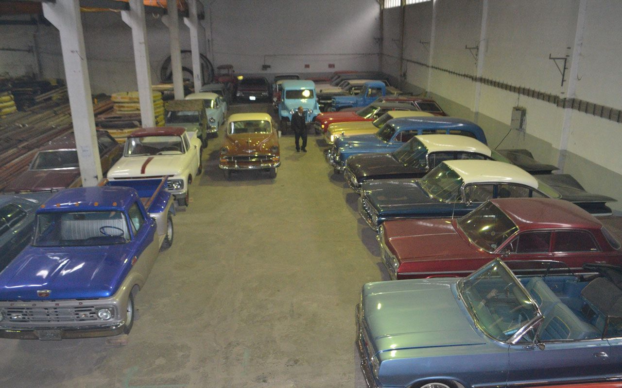 Bursa'da koleksiyoncu iş adamı 45 klasik aracından 6'sını satışa çıkardı