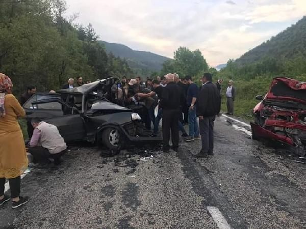 Karabük'te feci kaza 2 otomobil çarpıştı: 1 ölü, 4 yaralı