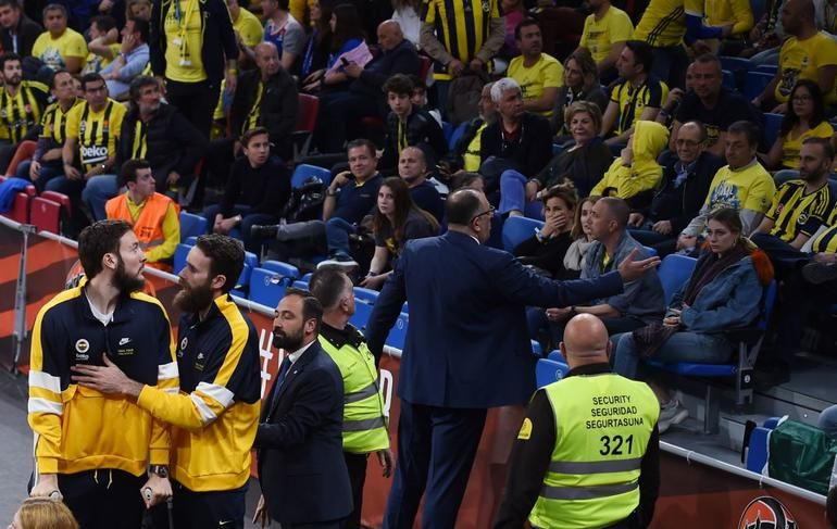 Fenerbahçeli Joffrey Lauvergne koltuk değnekleri ile taraftarın üzerine yürüdü
