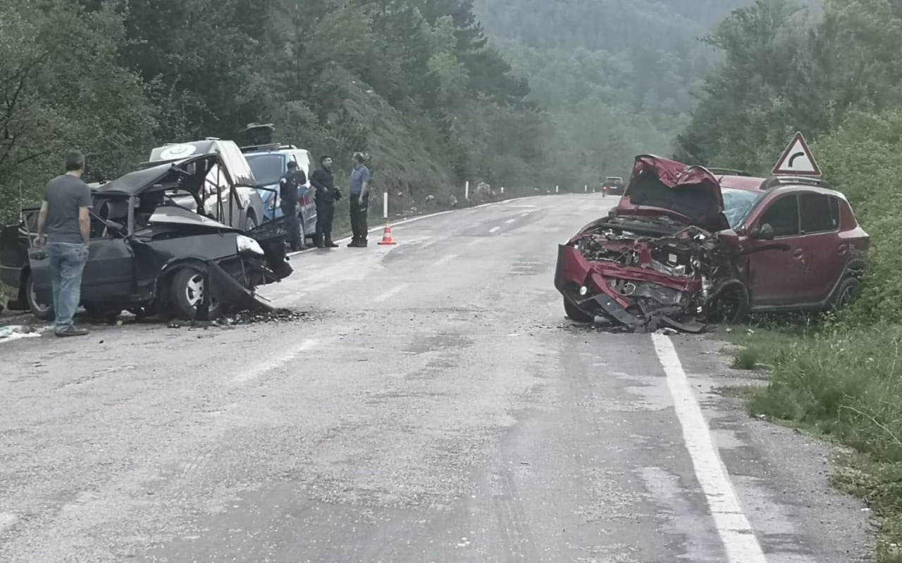 Karabük'te feci kaza 2 otomobil çarpıştı: 1 ölü, 4 yaralı