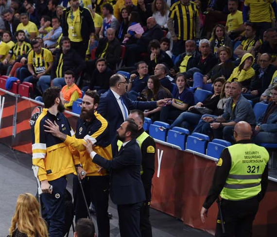 Fenerbahçeli Joffrey Lauvergne koltuk değnekleri ile taraftarın üzerine yürüdü