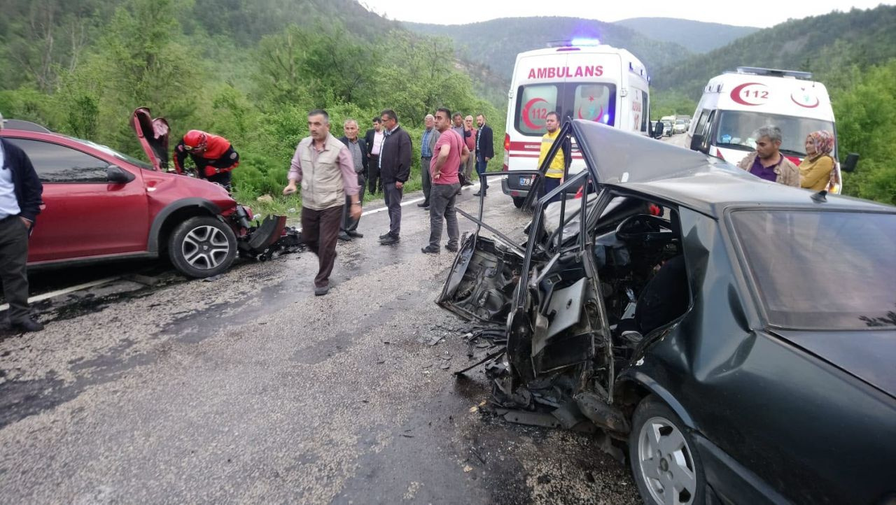 Karabük'te feci kaza 2 otomobil çarpıştı: 1 ölü, 4 yaralı