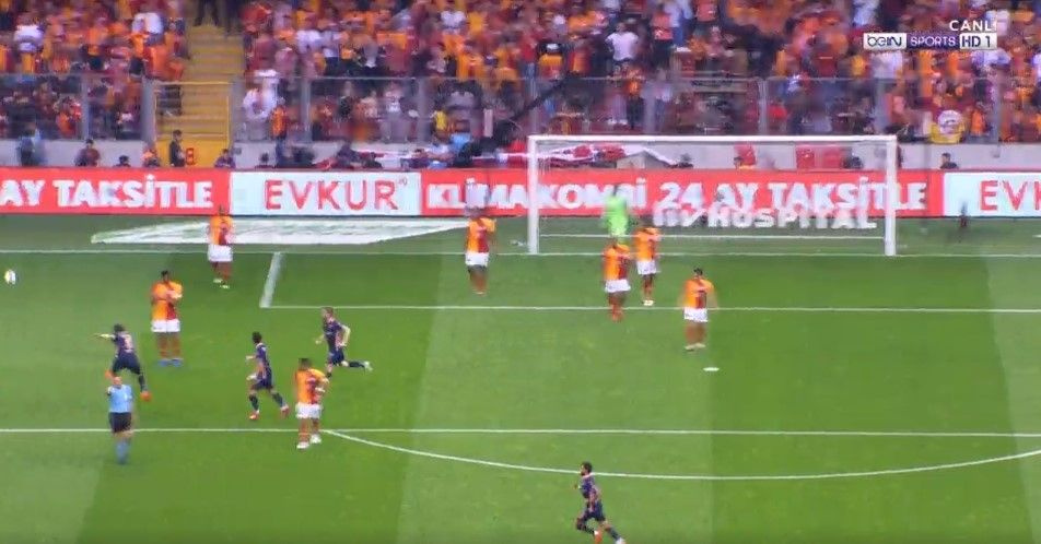 Galatasaray Başakşehir maçında saha karıştı