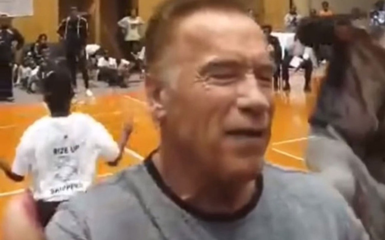 Arnold Schwarzenegger'e uçan tekmeli saldırı!
