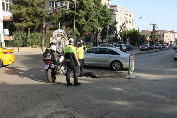 İstanbul Üsküdar'da yol çöktü