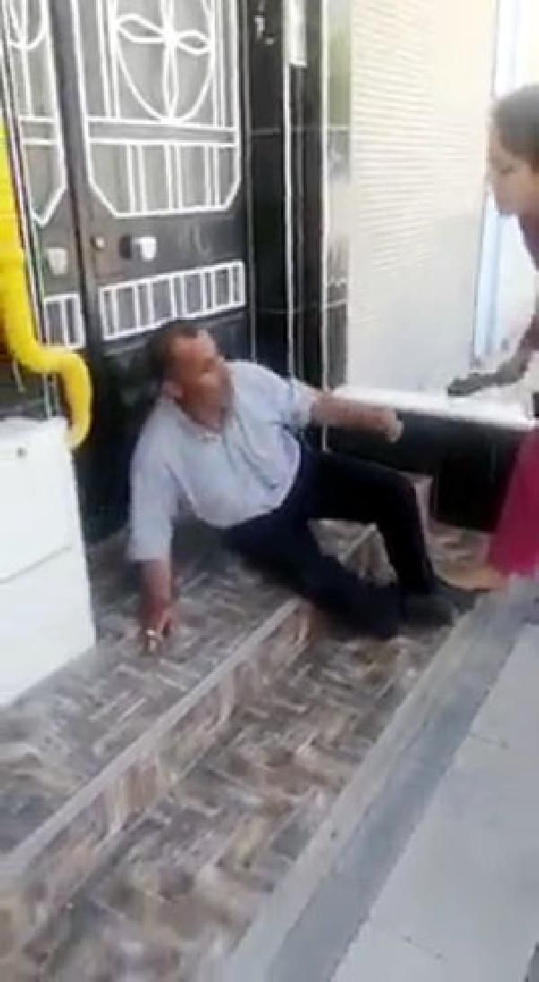Gaziantep'te taciz şüphelisini terlikle dövüp polise teslim ettiler