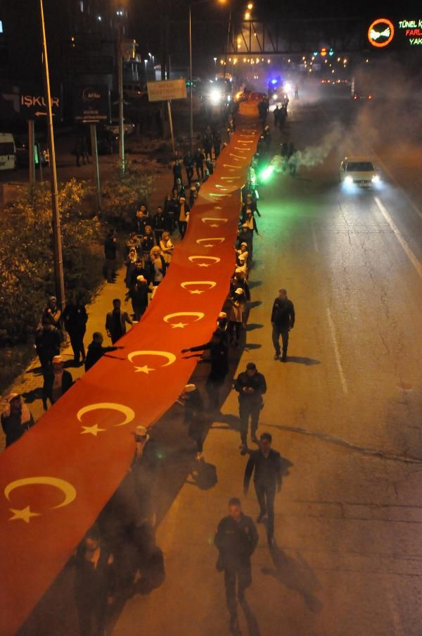 Üniversiteliler 300 metrelik Türk bayrağı ile meşaleli yürüyüş yaptı