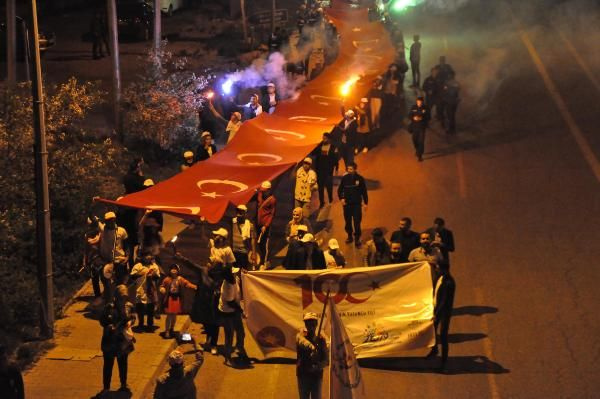 Üniversiteliler 300 metrelik Türk bayrağı ile meşaleli yürüyüş yaptı