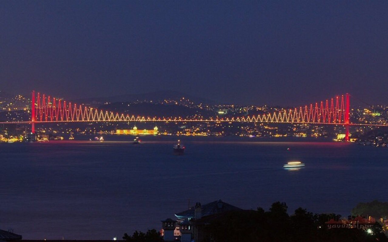 15 Temmuz Şehitler Köprüsü sarı-kırmızıya boyandı