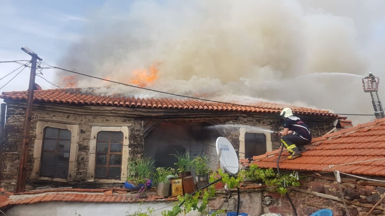 Manisa'da iki gün arayla çıkan yangın evi kullanılmaz hale getirdi