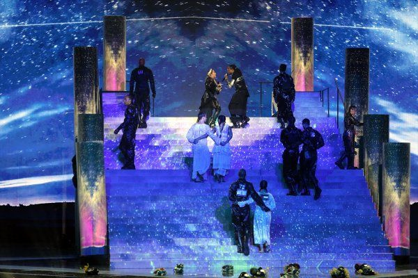 Madonna İsrail'deki Eurovision'a Filistin bayrağıyla damga vurdu