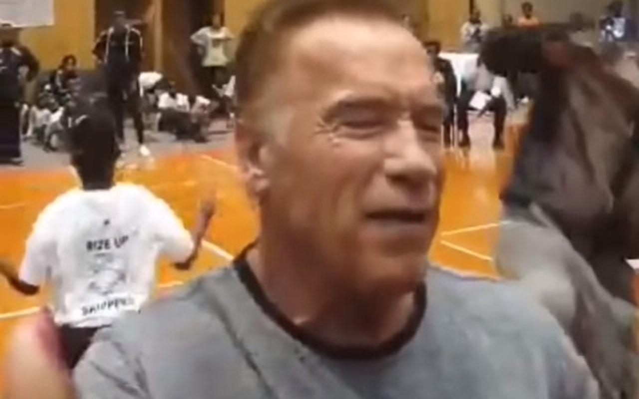 Arnold Schwarzenegger'e uçan tekmeli saldırı! Her şey bir anda oldu