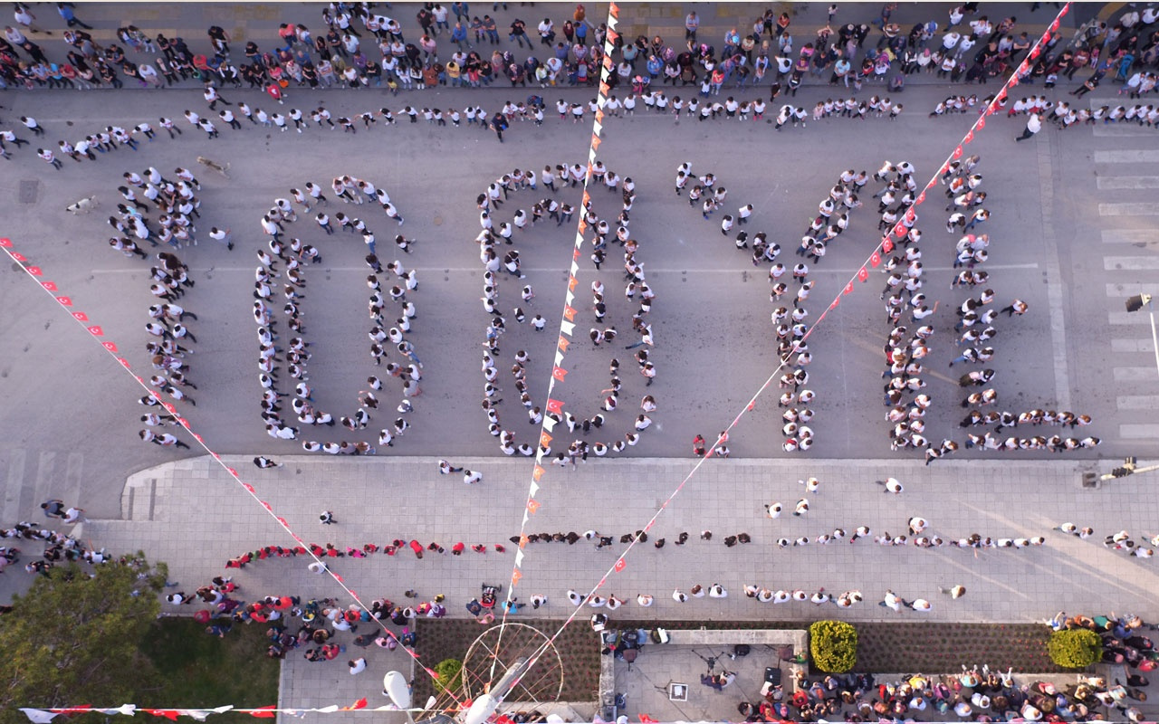 700 kişilik ekip “100. Yıl” koreografisi ile atabarı oynadı