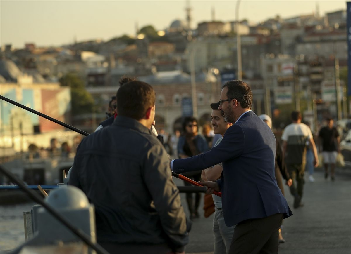 Bakan Muharrem Kasapoğlu Galata Köprüsü'nde balık tuttu