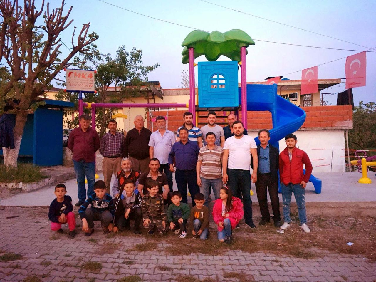 Cenk Eren seçimi kaybeden muhtarın yıktığı çocuk parkını yeniden yaptı