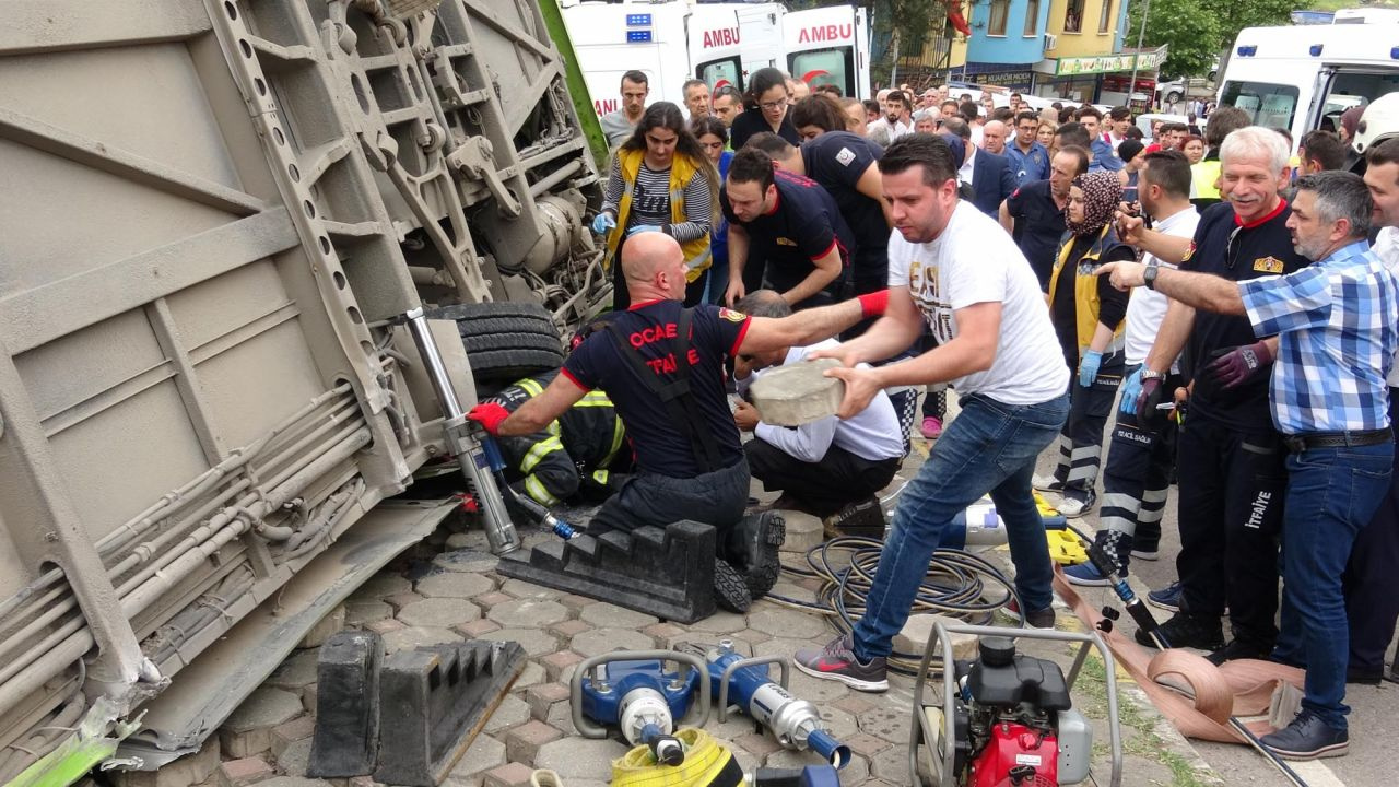 Kocaeli'de halk otobüsü devrildi 6 yaralı