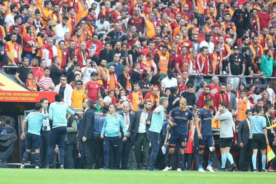 Başakşehir'den flaş Fatih Terim hamlesi! Olay pankarta bakın