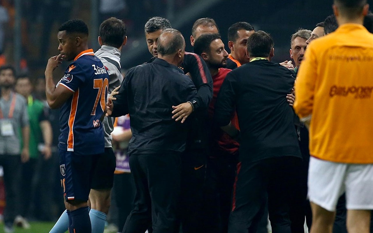 Başakşehir'den flaş Fatih Terim hamlesi! Olay pankarta bakın