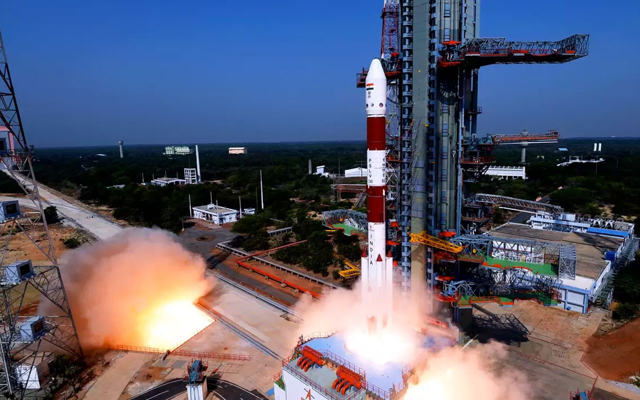Hindistan, uzaya gözlem uydusu fırlattı!