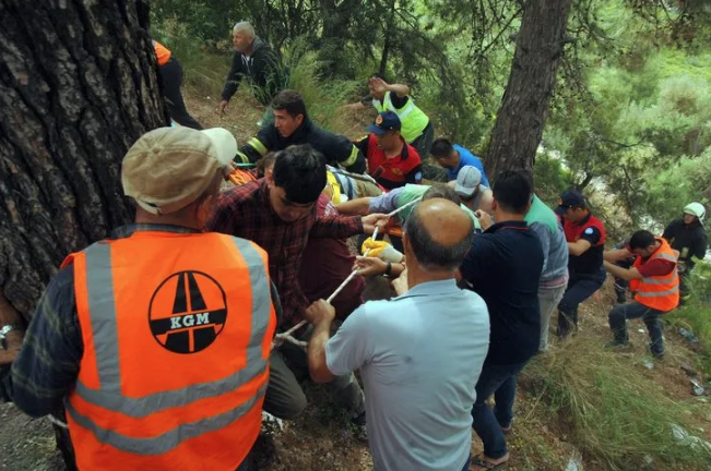 "İmdat ölüyorum" çığlıklarını duyan koştu! Uçurumda can pazarı