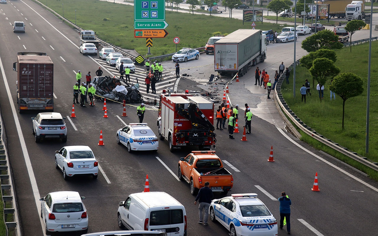 Bolu'da TIR'a çarpan lüks araç hurdaya döndü 1 ölü 1 yaralı