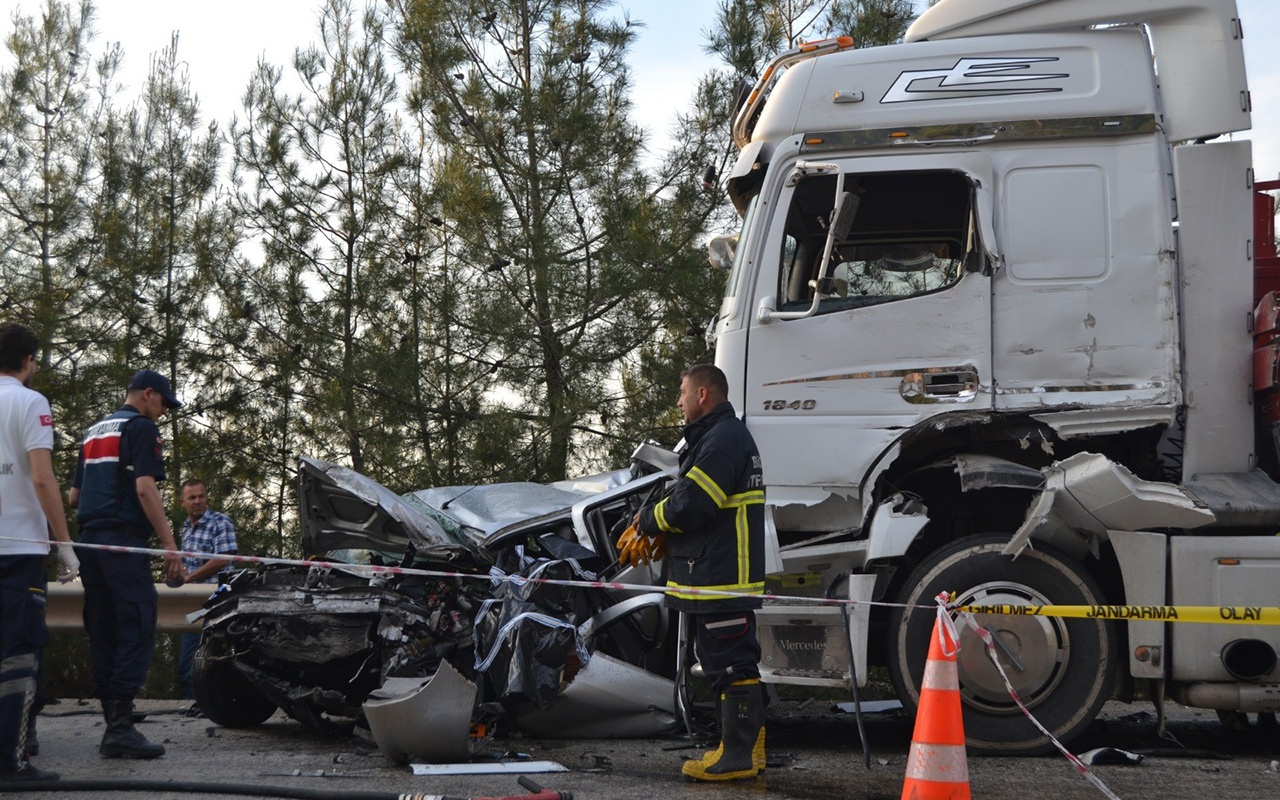 Bilecik'te feci kaza 2 TIR'ın arasında kaldı