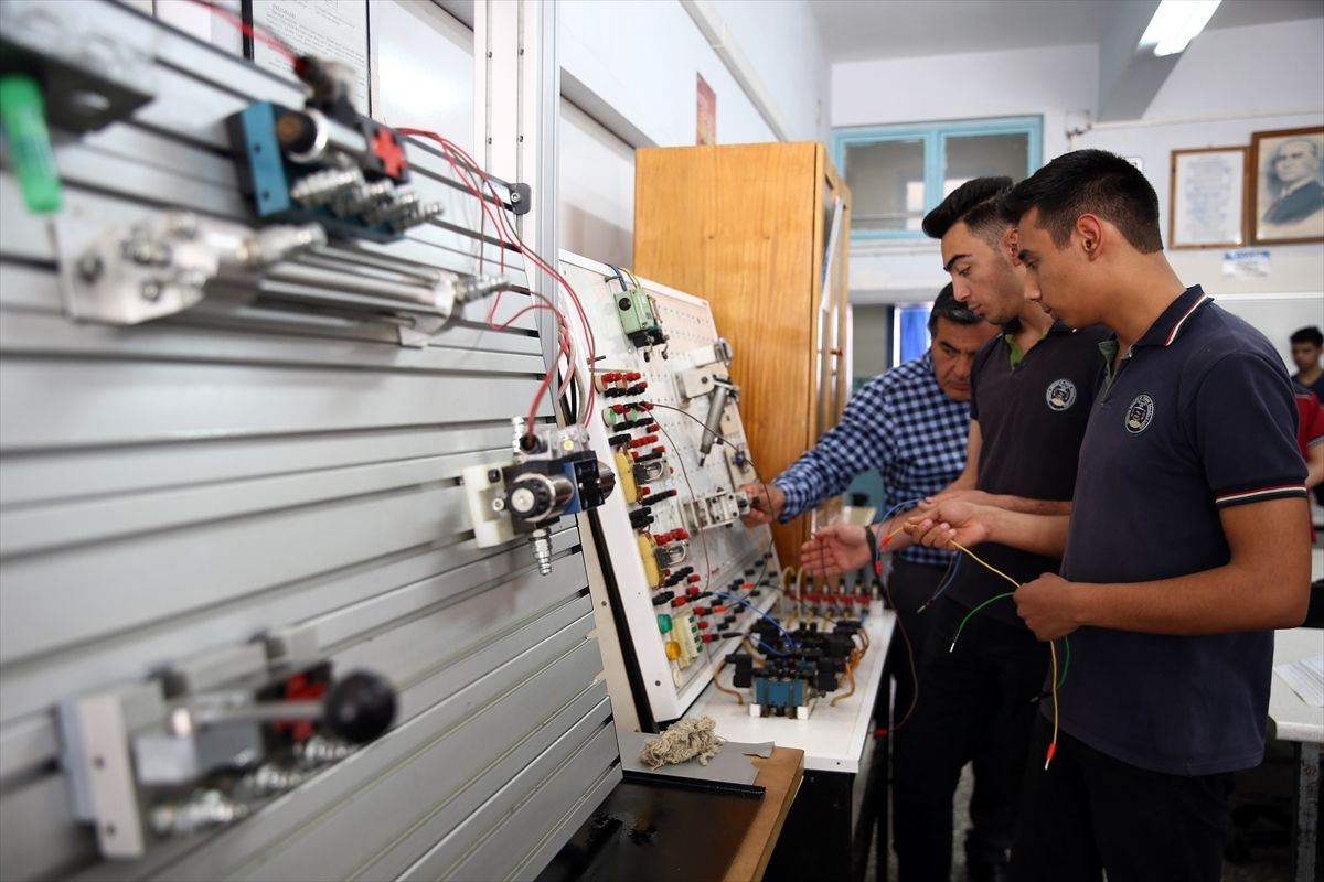 Antalya Mesleki ve Teknik Anadolu Lisesi öğrencileri mezun olmadan iş teklifi alıyor