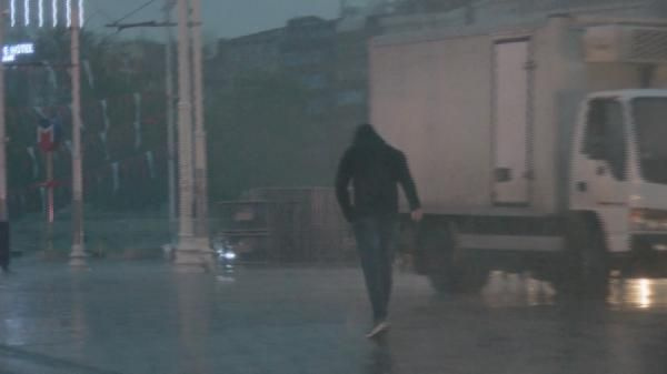 İstanbullular dikkat! Sağanak gök gürültüsü ve şimşek fırtınası