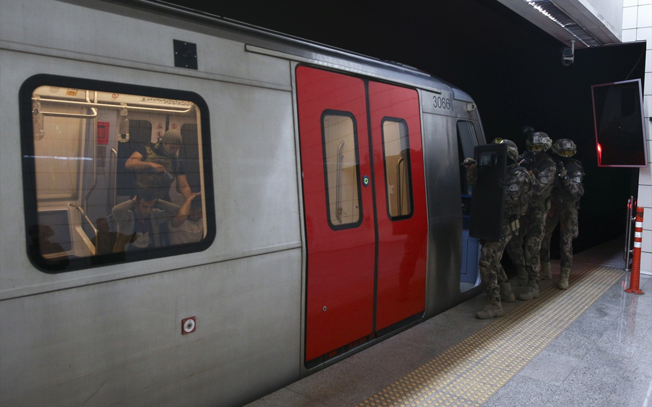 Ankara metrosunda nefes kesen anlar!