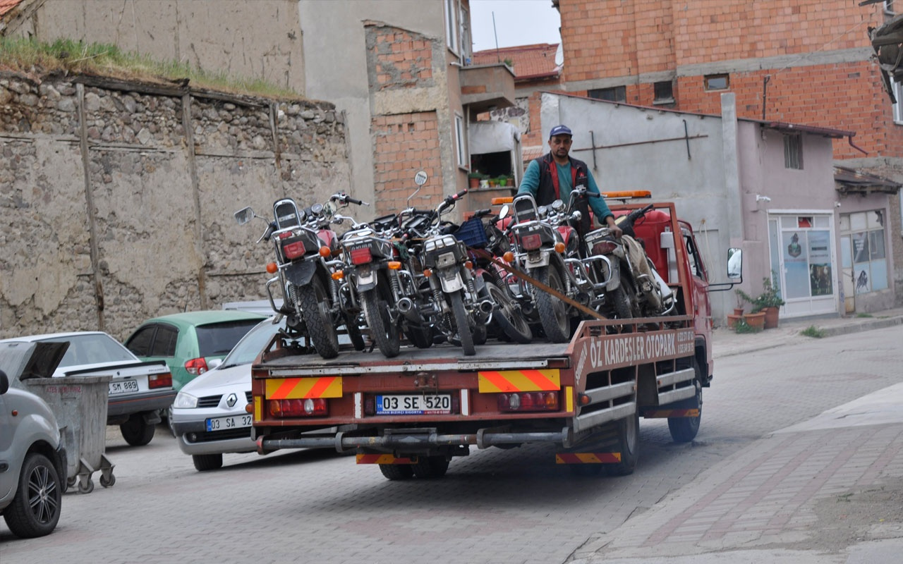 Şuhut'ta trafik ekipleri plakasız ve eksik evraklı motosikletleri topladı