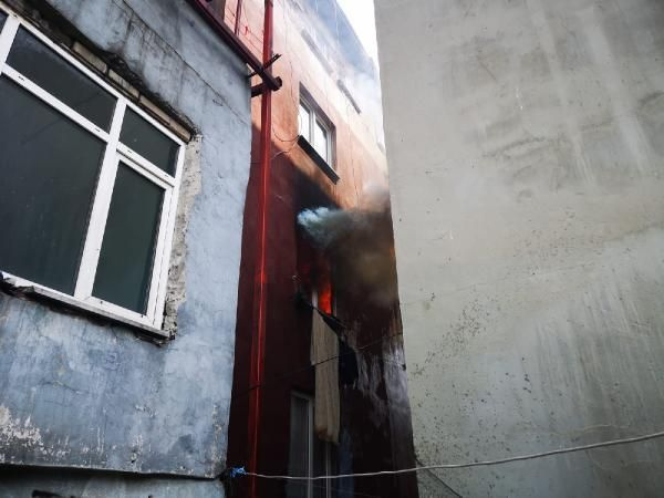 Ataşehir'de yangında can pazarı! Çocukları battaniyeye atıp ikinci kattan atladı