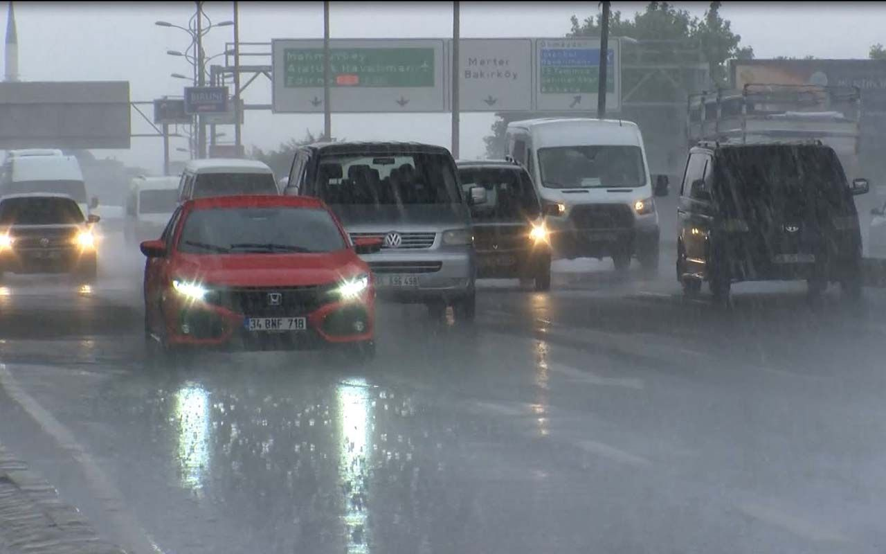 Fatih'te vatandaş sağanak yağmura hazırlıksız yakalandı