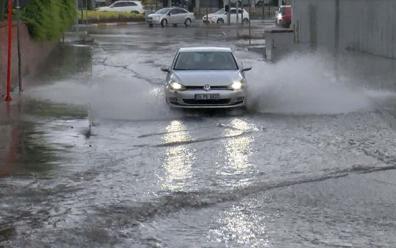 Fatih'te vatandaş sağanak yağmura hazırlıksız yakalandı