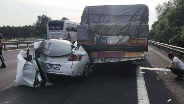 Sakarya'da feci kaza TIR'a ok gibi saplandı