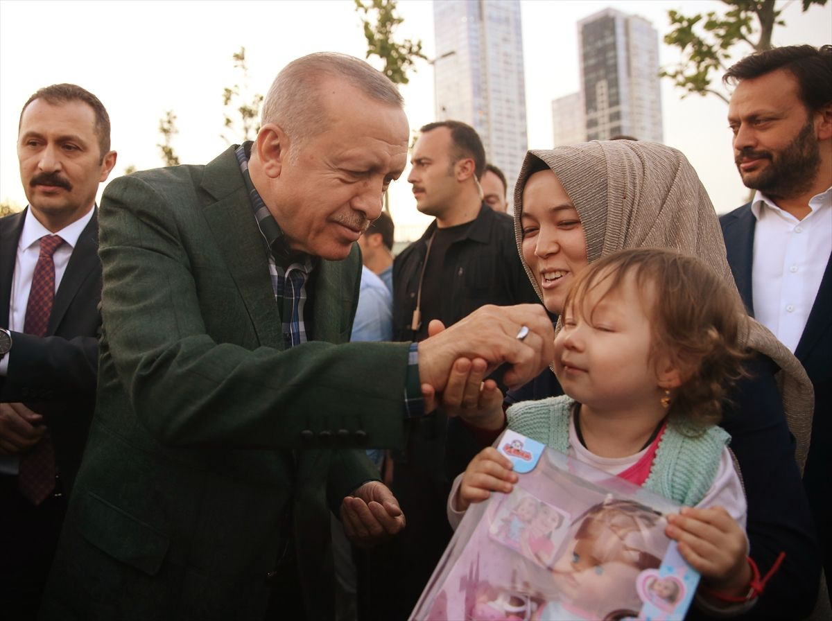 Cumhurbaşkanı Erdoğan vatandaşlarla iftar yaptı