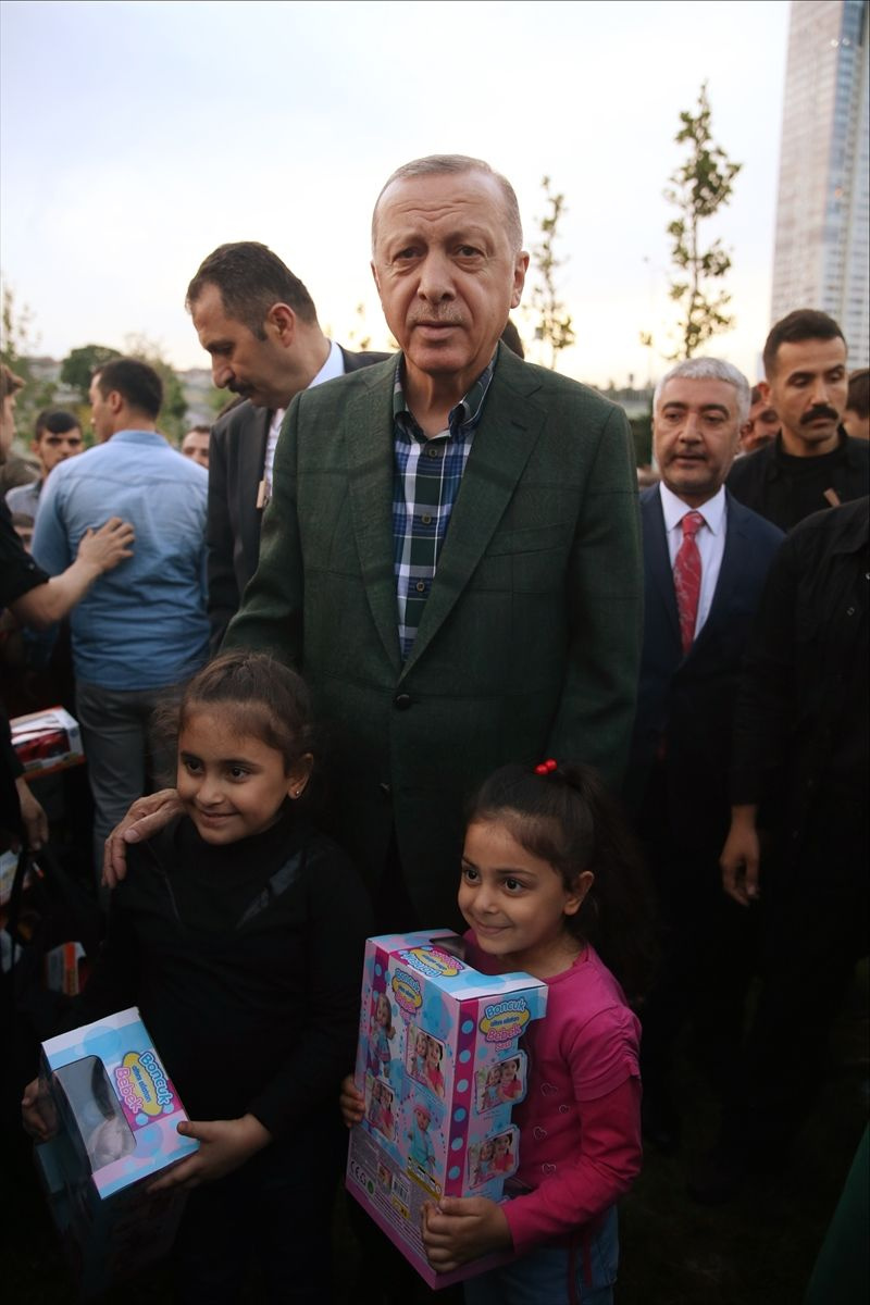 Cumhurbaşkanı Erdoğan vatandaşlarla iftar yaptı