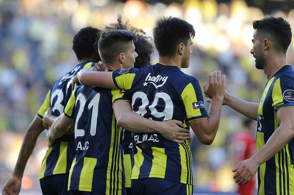 Fenerbahçe'de Mehmet Topal ıslıklandı taraftar ikiye bölündü