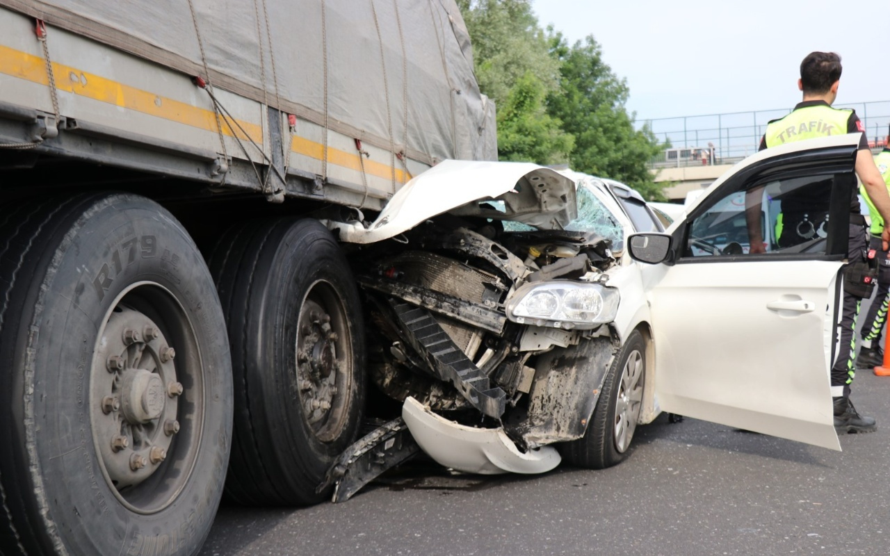 Sakarya'da feci kaza TIR'a ok gibi saplandı