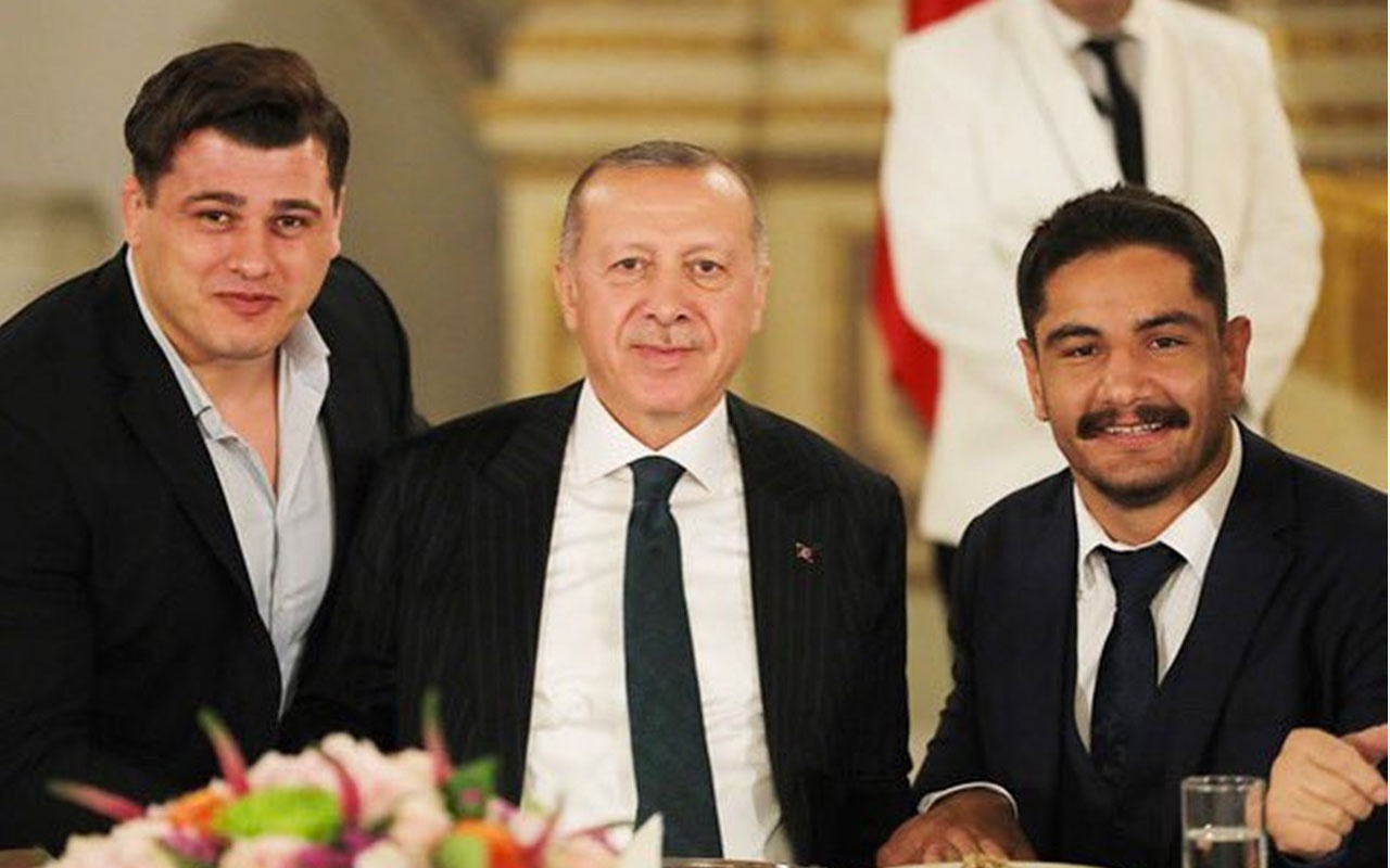 Cumhurbaşkanı Erdoğan'dan Taha Akgül'e bıyık esprisi