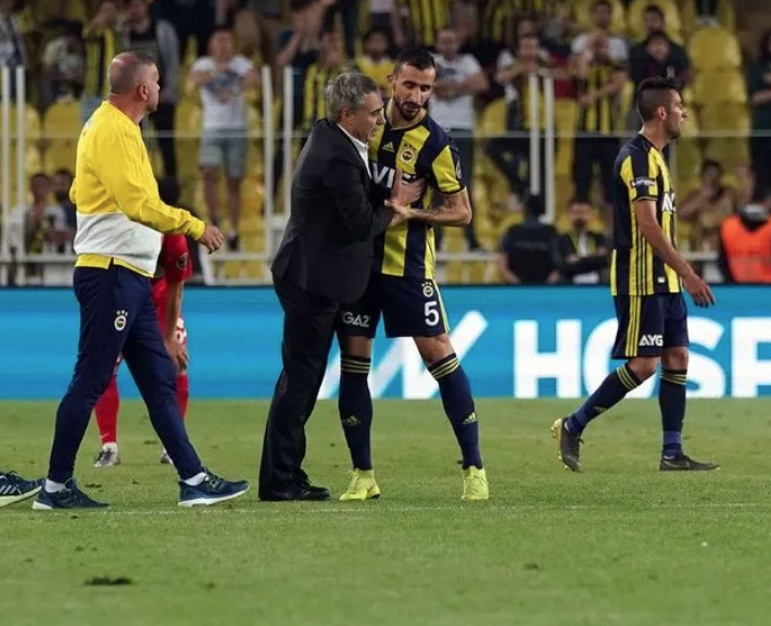 Fenerbahçe'de Mehmet Topal ıslıklandı taraftar ikiye bölündü