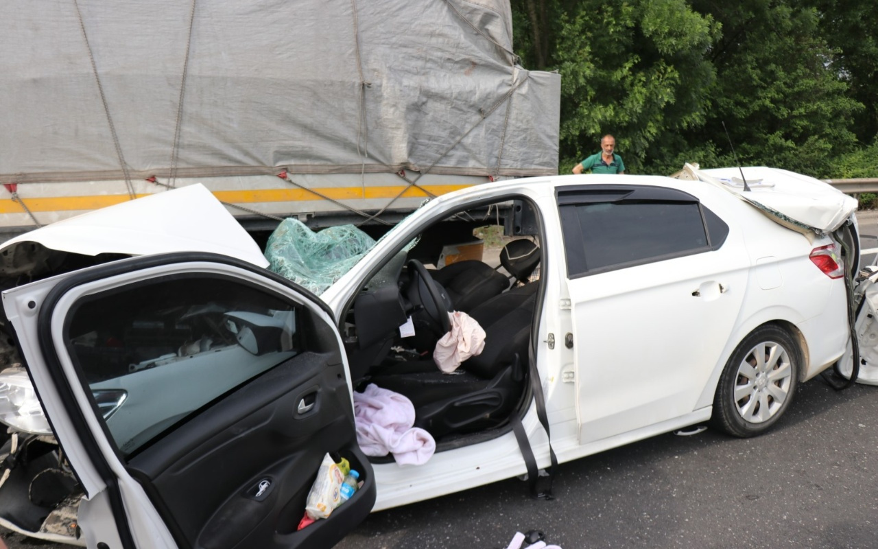 Sakarya'da feci kaza TIR'a ok gibi saplandı