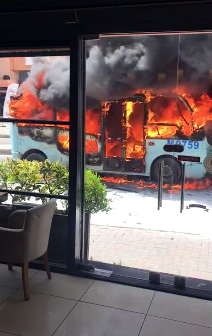 Maltepe'de minibüs şoförü aracını ateşe verdi! Araç alev topuna döndü