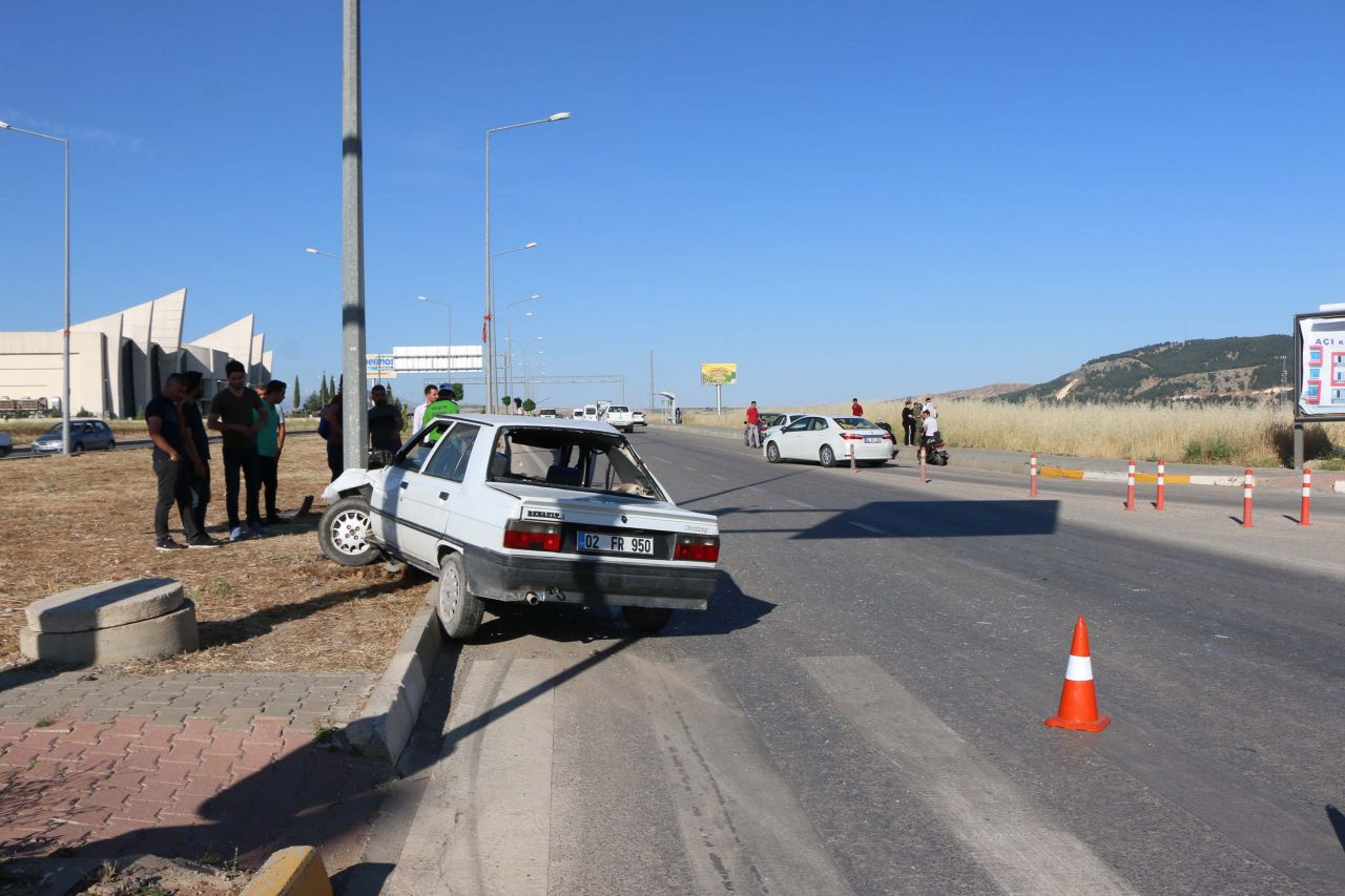 Otomobil ile motosiklet çarpıştı:: Yaralılar var